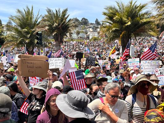 14일 샌프란시스코에서 열린 '노 킹(No Kings)' 시위 현장의 모습./오로라 특파원