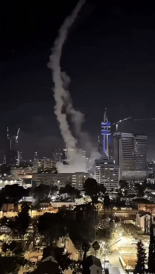 13일 이스라엘 텔아비브 중심에 이란 탄도미사일이 떨어지고 있다. /X(옛 트위터)