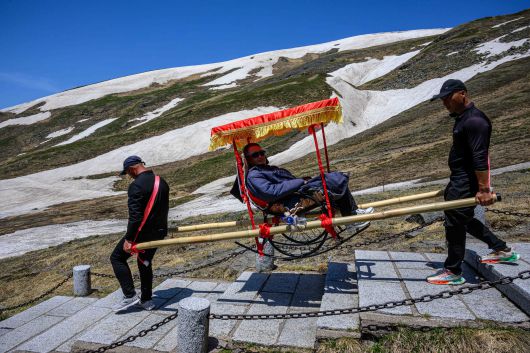 12일 백두산 서파산문에서 천지를 향해 올라가는 계단길. 백두산 서파 코스는 1442개의 계단을 올라야 하기 때문에 가마꾼들이 승객을 싣고 나르는 모습을 쉽게 목격할 수 있다. 가마꾼들은 2인 1조로 움직이며, 가격은 150~400위안 정도 된다. /박성원 기자