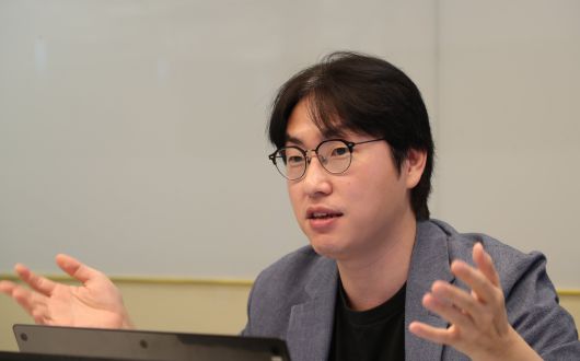 하정우 AI미래기획수석이 네이버퓨쳐 AI센터장이던 2024년 10월 서울 강남구  테헤란로 N타워에서 가진 조선일보와의 인터뷰에서 소버린AI의 필요성에 대해 말하고 있다./전기병 기자