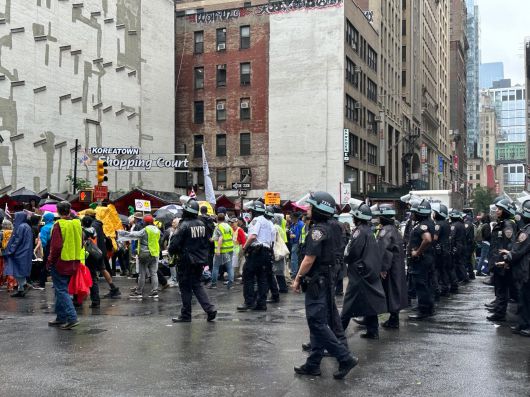 시위대의 가장 끝에 가보니 뉴욕 경찰이 따라오고 있었다. 그 앞에는 행사 주최 측이 형광색 조끼를 입고 시위대와 경찰 사이에 섰다. 아무런 충돌이 없었다./윤주헌 특파원