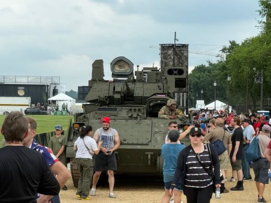 14일 군사 퍼레이드에 앞서 워싱턴 DC 내셔널 몰 주변에 전시된 전차 앞에서 시민들이 기념 촬영을 하고 있다. /박국희 특파원