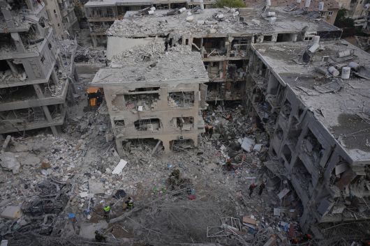 6월 15일 일요일 이스라엘 텔아비브 인근의 주택가 건물이 이란에서 발사된 미사일에 파괴된 모습./AP 연합뉴스