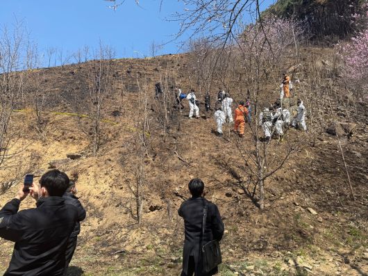 지난 4월1일 경남 산청 산불 최초 발화 지점 부근에서 경찰과 국립과학수사연구원 등이 현장 합동감식에 나섰다. /경남경찰청