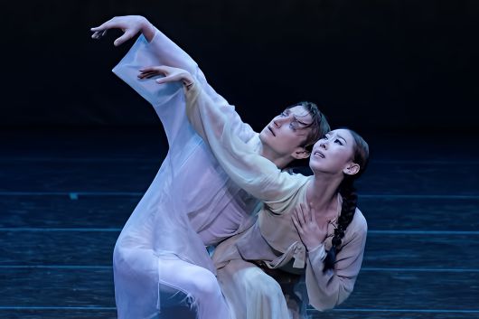 2025년 6월 예술의전당 CJ 토월극장 유니버설발레단 '발레 춘향' 공연에서 '몽룡'을 춤 추는 솔리스트 이고르 콘타레프. '춘향' 상대역은 홍향기 수석 무용수. 콘타레프는 유니버설을 거쳐 볼쇼이 수석무용수가 된 세묜 추딘, 마린스키 수석 무용수 고(故) 블라디미르 쉬클리야로프, 지금 유니버설의 수석무용수 콘스탄틴 노보셀로프를 잇는 4대(代) ‘푸른 눈의 이몽룡’이다. /유니버설발레단