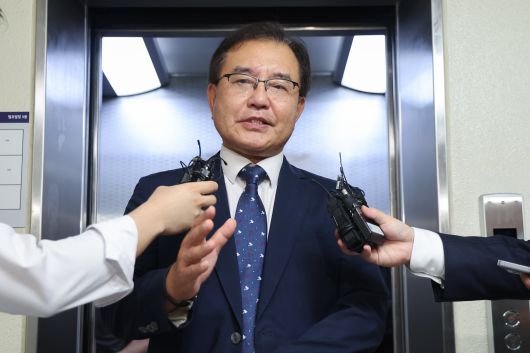 순직 해병 사건 수사 외압 의혹을 수사하는 이명현 특별검사가 16일 오전 서울 서초구 사무실에서 취재진 질문에 답변하고 있다. /연합뉴스