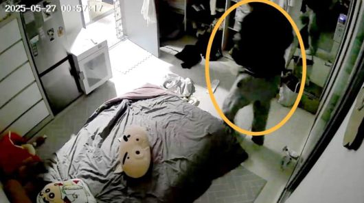 지난달 27일 안동의 한 아파트에 침입한 괴한이 20대 여성의 속옷을 뒤지는 모습. 괴한은 1시간 동안 3차례나 같은 행위를 반복했다. /피해자 B씨 제공.