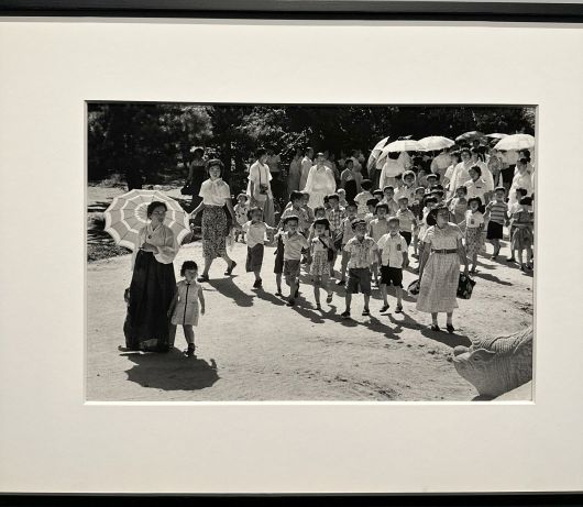 서울시립 사진미술관에 전시 중인 이형록 작가의 '소풍날'/이혜운 기자