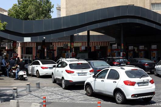 15일 이스라엘 공습 이후 이란 테헤란의 주유소 앞에 차량들이 연료를 구매하기 위해 기다리고 있는 모습. /EPA연합뉴스