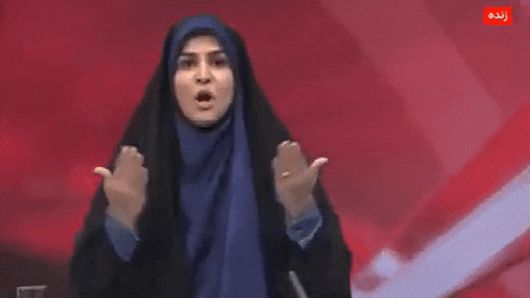 지난 16일 사하르 에마미 앵커가 폭격을 당한 후 자리를 벗어나고 있다. /IRIB 방송