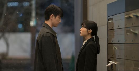 유미래인 척 하는 미지(박보영)와 미지를 고등학생 시절부터 한결같이 바라봤던 이호수(박진영). 두손리 같은 동네 살았던 인연으로, 호수는 학창 시절 두손봉을 오르는 단체 등반에서 모두가 자신을 동정하거나 우려했는데, 미지만이 자신을 믿고 두손봉 꼭대기에서 기다려줬다며 그 때문에 정상에 올랐고, 미지가 첫사랑이 됐다고 고백한 바 있다.  /tvN