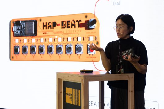 스페인 바르셀로나 피라 몬주익에서 열린 '소나르+D’ 행사에서 한국 작가 '여성을 위한 오픈기술랩'이 작품을 시연하고 있다. /ⓒAndreu Picher García, 아트코리아랩 제공