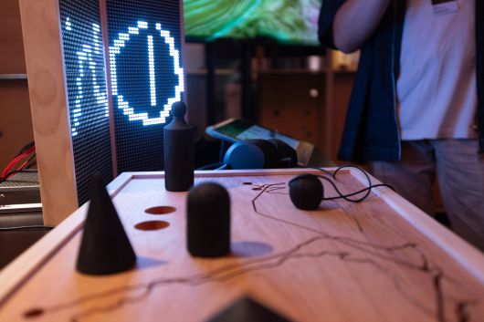 스페인 바르셀로나 피라 몬주익에서 열린 '소나르+D’ 행사에서 관객들이 한국 작가 김태은의 작품을 체험하고 있다. /ⓒAndreu Picher García, 아트코리아랩 제공