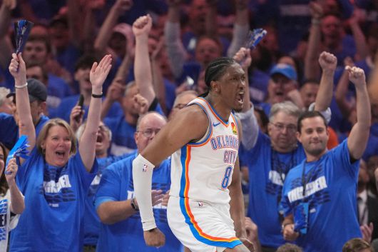 오클라호마시티 썬더의 제일런 윌리엄스가 17일 인디애나 페이서스와의 NBA 챔피언결정 5차전 도중 환호하고 있다. 그는 이날 40점을 집중하며 자신의 플레이오프 한 경기 최다 득점을 기록했다. /Kyle Terada-Imagn Images 연합뉴스