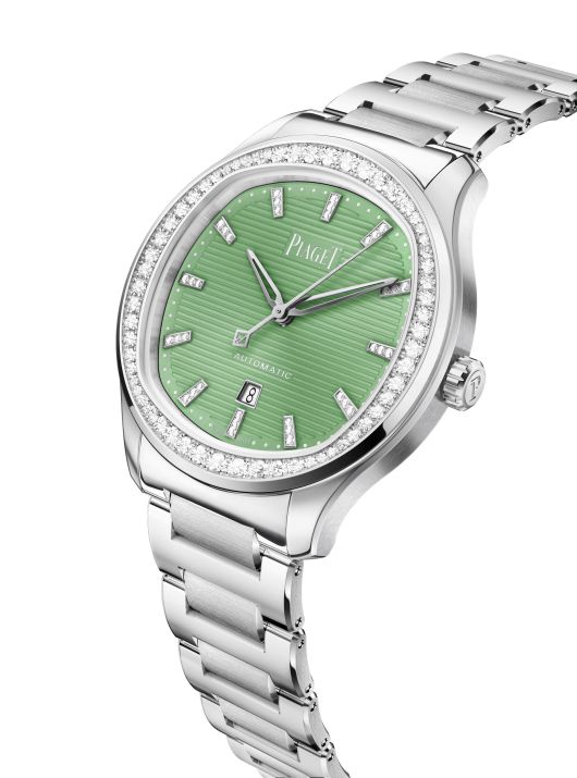 파스텔 그린 컬러로 특별해진 피아제 '폴로 데이트 워치' 36mm. 60개의 브릴리언트 컷 다이아몬드(약 0.97캐럿)가 세팅된 스틸 케이스에 36개의 브릴리언트 컷 다이아몬드(약 0.08캐럿), 세팅된 스틸 아워 마커가 장착된 파스텔 그린 다이얼이다. 피아제.