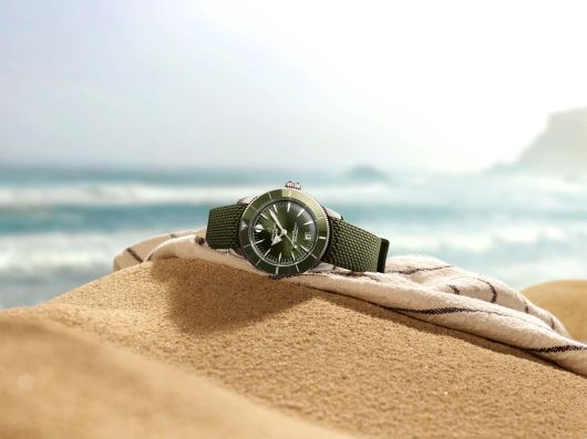 브라이틀링 ‘슈퍼오션 헤리티지 컬렉션. 하와이의 서핑 문화와 바다의 감성을 담았다. 브라이틀링.