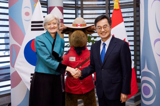 지난 2월 6일 주한 캐나다 대사관에서 김동연 경기도지사가 경기도-캐나다 교류협력 강화 논의를 위해 타마라 모휘니 주한 캐나다 대사를 면담했다./뉴스1