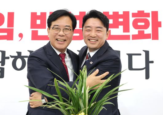 野 원내대표에 李대통령 축하 난 전달 - 송언석(왼쪽) 국민의힘 신임 원내대표와 강훈식 대통령 비서실장이 17일 국회에서 만나 기념사진을 찍고 있다. 강 비서실장과 우상호 정무수석은 이날 송 원내대표를 만나 취임을 축하하며 이재명 대통령이 보낸 축하 난을 전달했다. /연합뉴스