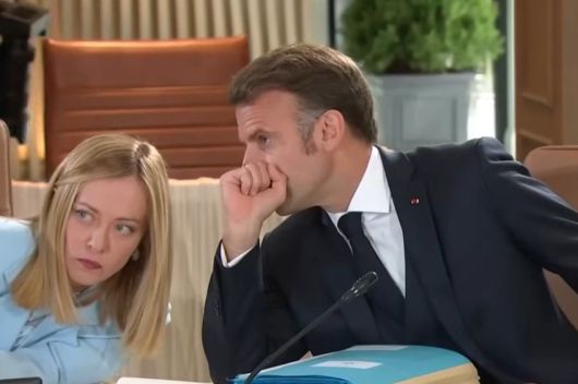 지난 16일  캐나다 앨버타 카나나스키스에서 열린 G7 정상회의에서 대화를 나누고 있는 조르자 멜로니 이탈리아 총리(왼쪽)과 에마뉘엘 마크롱 프랑스 대통령./ 엑스