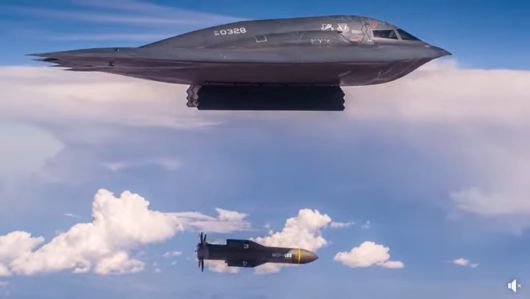미 공군 B-2 스텔스 폭격기가 무게 약 3만파운드에 달하는 특수 폭탄 벙커버스터 ‘GBU-57’을 투하하는 장면. 이스라엘과 이란의 전면전 위기를 해결하려는 외교적 노력이 무산되거나 이란이 핵 개발 관련 미국 요구를 거부할 경우 미국이 이스라엘에 벙커버스터를 지원하는 방안을 검토할 수 있다고 미 언론들이 보도했다. /미 공군