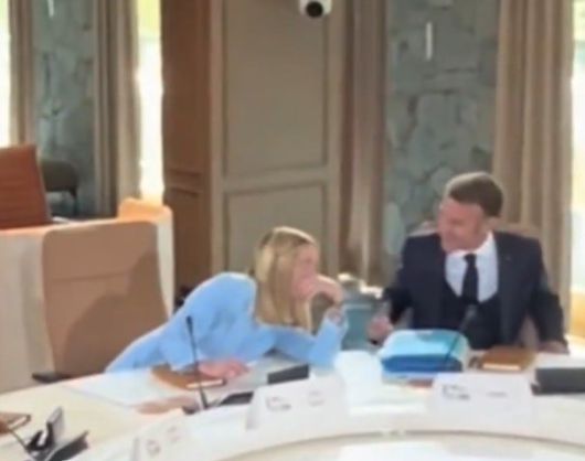 지난 16일  캐나다 앨버타 카나나스키스에서 열린 G7 정상회의에서 대화를 나누고 있는 조르자 멜로니 이탈리아 총리(왼쪽)과 에마뉘엘 마크롱 프랑스 대통령./ 엑스