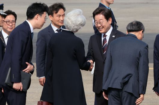 주요 7개국(G7) 정상회의에 참석하는 이재명 대통령이 16일 성남 서울공항에서 환송 나온 타마라 모휘니 주한 캐나다 대사와 인사하고 있다./연합뉴스