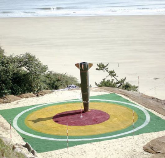 목표물에 정확히 떨어지고 있는 한국형 전술지대지미사일(KTSSM)의 모습. 현무-4, 현무-5도 높은 정확도를 갖고 있는 것으로 알려졌다. 벙커버스터의 생명은 정확한 탄착이다. /조선일보 DB