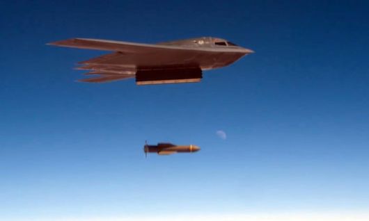 지하 200m까지 뚫는 벙커버스터 투하 장면도 공개 - B-2 전략폭격기가 최대 지하 200m의 시설까지 파괴할 수 있는 ‘GBU-57 벙커버스터’를 투하하고 있다. 사진은 미 공군 홍보 영상에 공개된 폭탄 투하 모습.