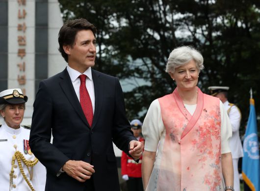 2023년 5월 18일 쥐스탱 트뤼도 캐나다 총리가 경기도 가평 캐나다 전투기념비를 찾아 참배를 마친 뒤 타마라 모휘니 주한 캐나다 대사와 대화하고 있다. /뉴스1