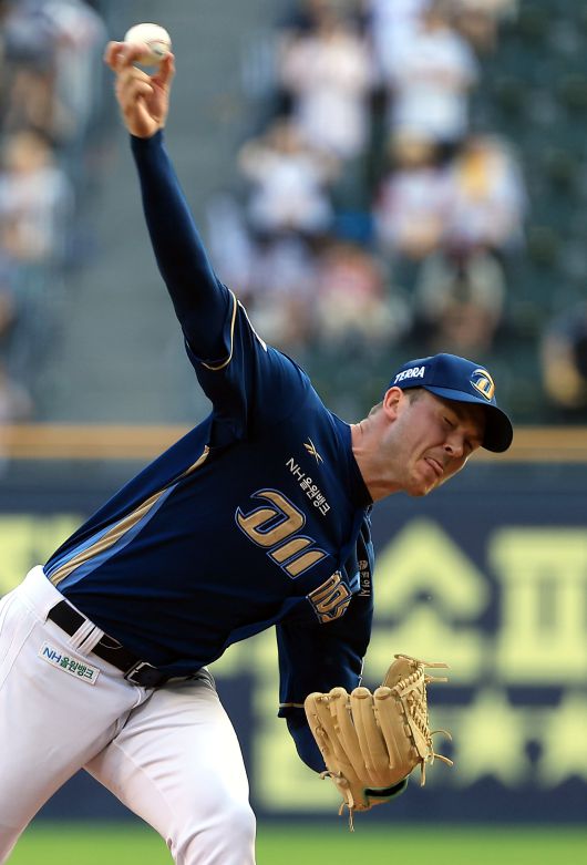 NC 선발 라일리 톰슨이 17일 오후 서울 송파구 잠실야구장에서 열린 프로야구 '2025 신한 SOL뱅크 KBO 리그' NC 다이노스와 LG 트윈스의 경기에서 역투하고 있다. /뉴스1