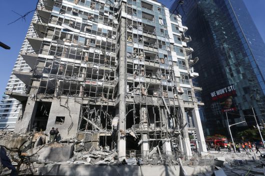 19일 이란의 미사일 공습으로 피해를 입은 이스라엘 라마트 간의 모습./로이터 연합뉴스