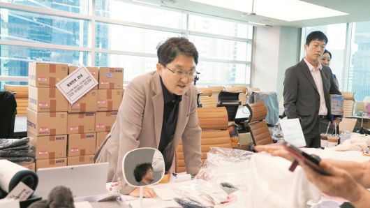 소외된 이웃을 위한 사단법인 옳음의 사랑나눔바자회에 참여하고 있는 김용태 사단법인 옳음 이사장. /법무법인 YK 제공