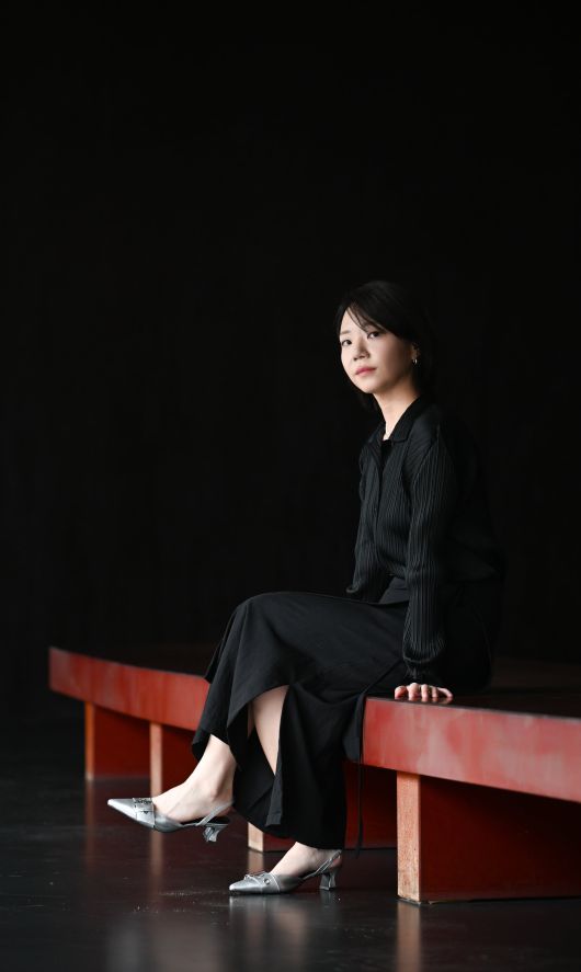 강화길은 자신을 “늦게 아는 사람”이라고 했다. “이 여성들 마음의 근원에 뭐가 있는지 궁금하고, 그게 제 마음의 근원이기도 해요. 모르니까 쓴다고 생각해요.” /고운호 기자