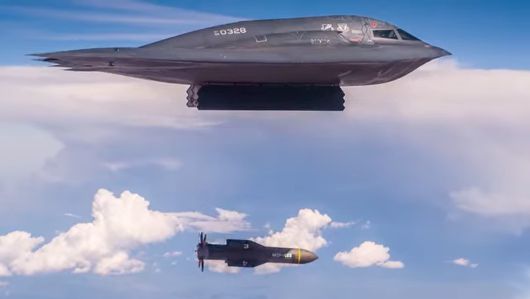 미 공군 B-2 스텔스 전략 폭격기가 30,000파운드급 GBU-57 벙커 버스터 폭탄을 투하하고 있다./미 공군