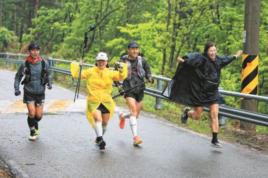 옥스팜코리아 - '2025 옥스팜 트레일워커' 참가팀이 대회 중에 파이팅을 외치고 있다. /옥스팜코리아 제공