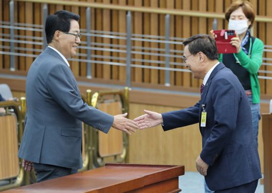 이종석(오른쪽) 국가정보원장 후보자가 19일 오전 서울 여의도 국회에서 열린 인사청문회에 앞서 더불어민주당 박지원 의원과 인사하고 있다./남강호 기자