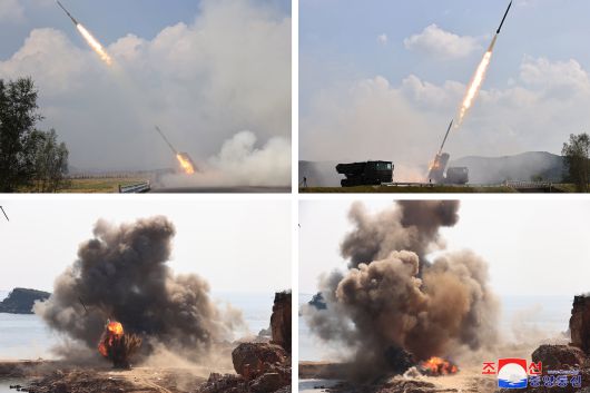 북한이 지난해 10월 유도 기능을 적용한 240㎜ 방사포(다연장로켓포)의 시험사격이라며 공개했던 사진. /조선중앙통신 연합뉴스