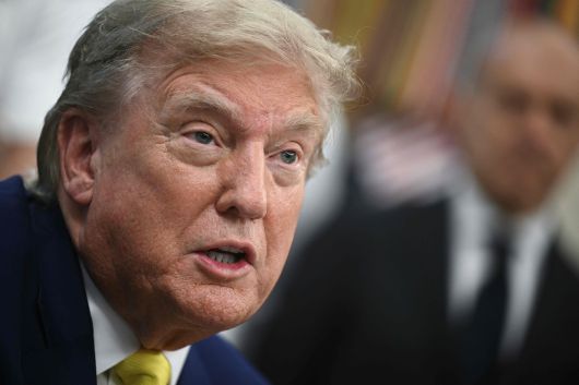 도널드 트럼프 미국 대통령이 18일 백악관을 방문한 이탈리아 축구 클럽 유벤투스 선수단을 만나고 있다./AFP 연합뉴스