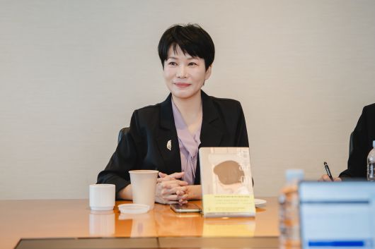 19일 서울 강남구 삼성동에서 한국 기자들을 만난 대만 작가 류즈위. /민음사 제공