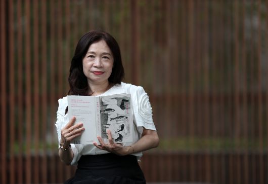 지난 17일 서울 중구 조선일보미술관 앞에서 '악녀서',  ‘마천대루’ 등의 저자 천쉐 작가가 포즈를 취하고 있다. /장경식 기자