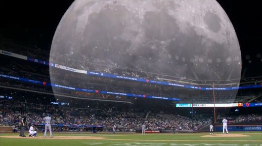 뉴욕 지역 방송국 SNY가 경기 날 밤에 뜬 달을 중계 화면에 겹쳐서 영상미를 더했다/SNY 중계영상