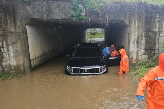 20일 오전 경기 고양시 대화동의 한 지하차도에서 차량이 침수돼 소방대원들이 운전자를 구조하고 있다. /경기도 북부소방재난본부