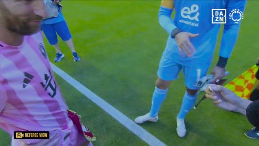 아래 사진은 지난 15일 2025 FIFA 클럽 월드컵 개막전 심판 시점의 중계 화면에서 얼굴 일부가 잡힌 리오넬 메시./DAZN