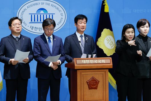 지난 3월 더불어민주당 사법정의실현 및 검찰독재대책 위원들이 25일 서울 여의도 국회 소통관에서 재판부를 향해 이재명 대표 공직선거법 항소심에 대한 공정한 판결을 촉구하며 기자회견을 하고 있다. 왼쪽부터 김승원·이용우·박균택·전현희 의원/뉴스1