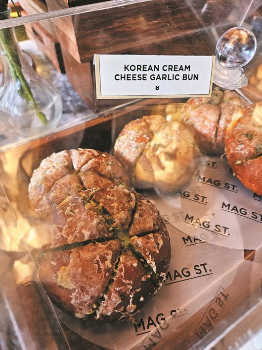브런치 레스토랑 '매그 스트리트' 인기 메뉴 '코리안 크림치즈 갈릭 번'. /김성윤 기자