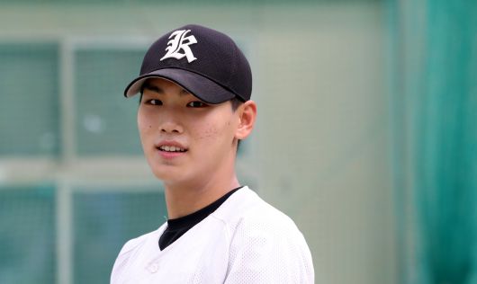 지난 17일 광주광역시 북구 광주제일고 실내 연습장에서 만난 3학년 주장 김성준. 투수와 타자를 겸하는 그는 졸업 후 미국 무대로 직행해 본격적으로 ‘이도류’ 도전에 나선다. /김영근 기자