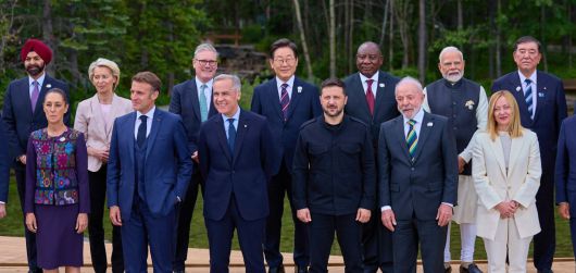 이재명 대통령이 17일(현지시각) 캐나다 앨버타주 캐내내스키스 주요 7국(G7) 정상회의장에서 G7 및 초청국 정상들과 기념촬영을 하고 있다./대통령실