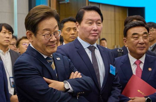 이재명 대통령이 20일 울산 울주군 울산전시컨벤션센터에서 열린 인공지능(AI) 글로벌 협력 기업 간담회 뒤 최태원 회장과 AI 제품·서비스 시연을 참관하고 있다. /대통령실