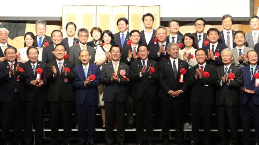 19일 뉴오타니호텔 도쿄에서 열린 주일 한국대사관 주최 한일 국교 정상화 60주년 기념 리셉션에서 박철희 주일 한국대사, 이시바 시게루 일본 총리, 기시다 후미오 전 일본 총리 등 참석자들이 기념촬영하고 있다./연합뉴스