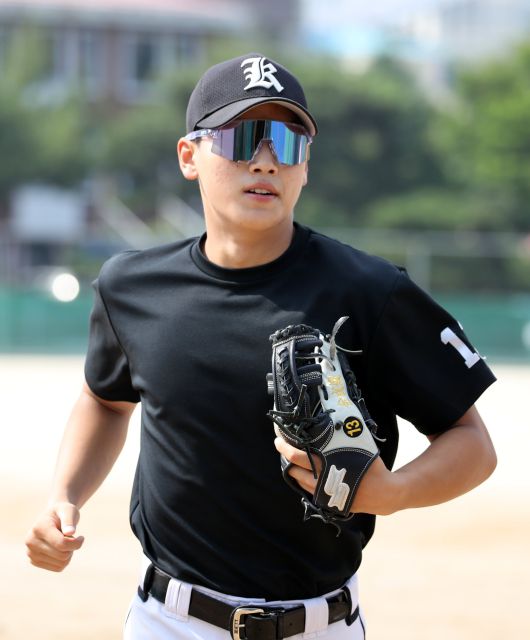 지난 17일 광주광역시 북구 광주제일고 실내 연습장에서 3학년 주장 김성준이 청룡기 고교야구 출전을 대비해 자체청백전을 치렀다. 투수와 타자를 겸하는 그는 졸업 후 미국 무대로 직행해 본격적으로 ‘이도류’ 도전에 나선다. /김영근 기자